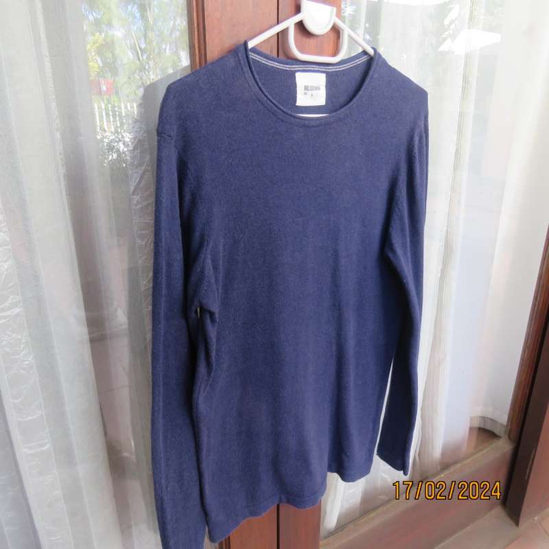 Men`s navy cotton knit long sleeve top by RE DENIM(Woolworths) size Small. Chest 87 to 94cm. As new