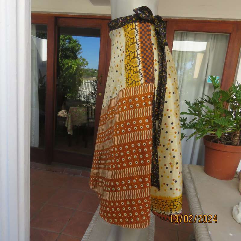 Stunning reversible wrap around skirt in raw silk and sheer polyester. Size 36 to 38. As new