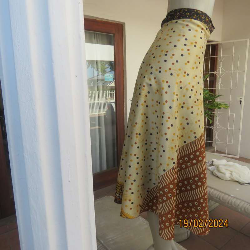Stunning reversible wrap around skirt in raw silk and sheer polyester. Size 36 to 38. As new