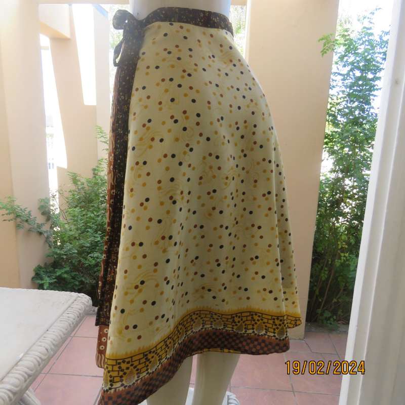 Stunning reversible wrap around skirt in raw silk and sheer polyester. Size 36 to 38. As new