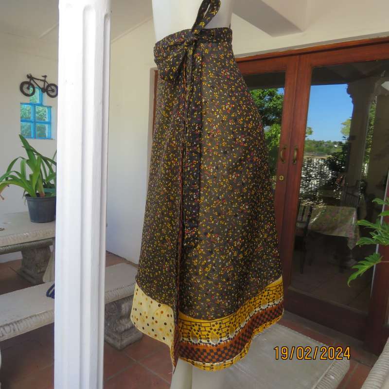 Stunning reversible wrap around skirt in raw silk and sheer polyester. Size 36 to 38. As new