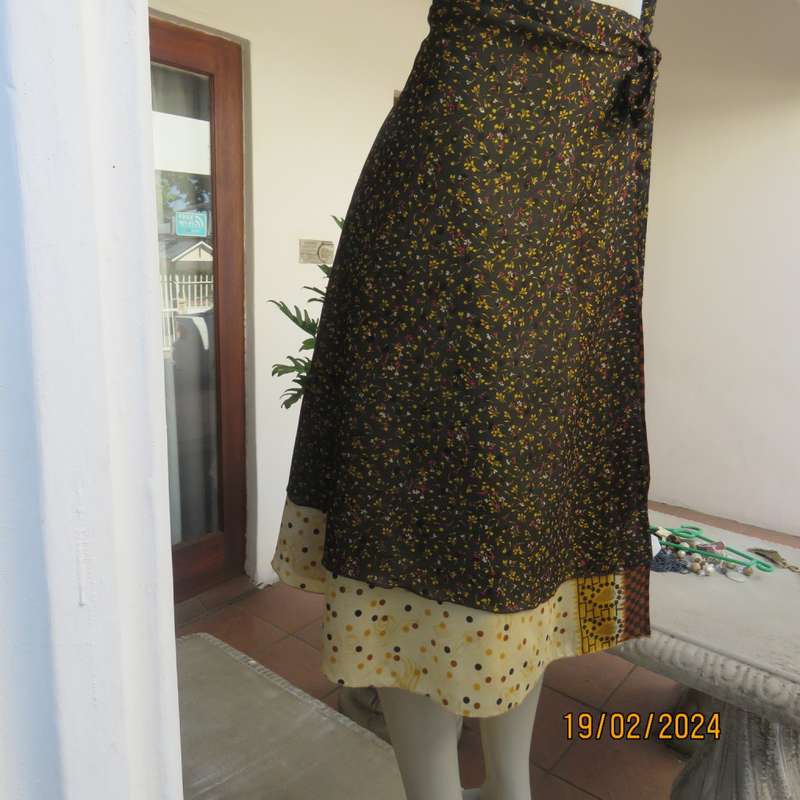 Stunning reversible wrap around skirt in raw silk and sheer polyester. Size 36 to 38. As new