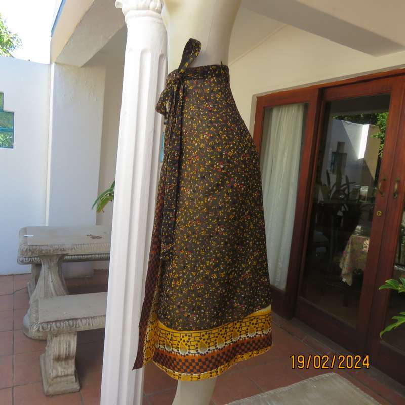 Stunning reversible wrap around skirt in raw silk and sheer polyester. Size 36 to 38. As new