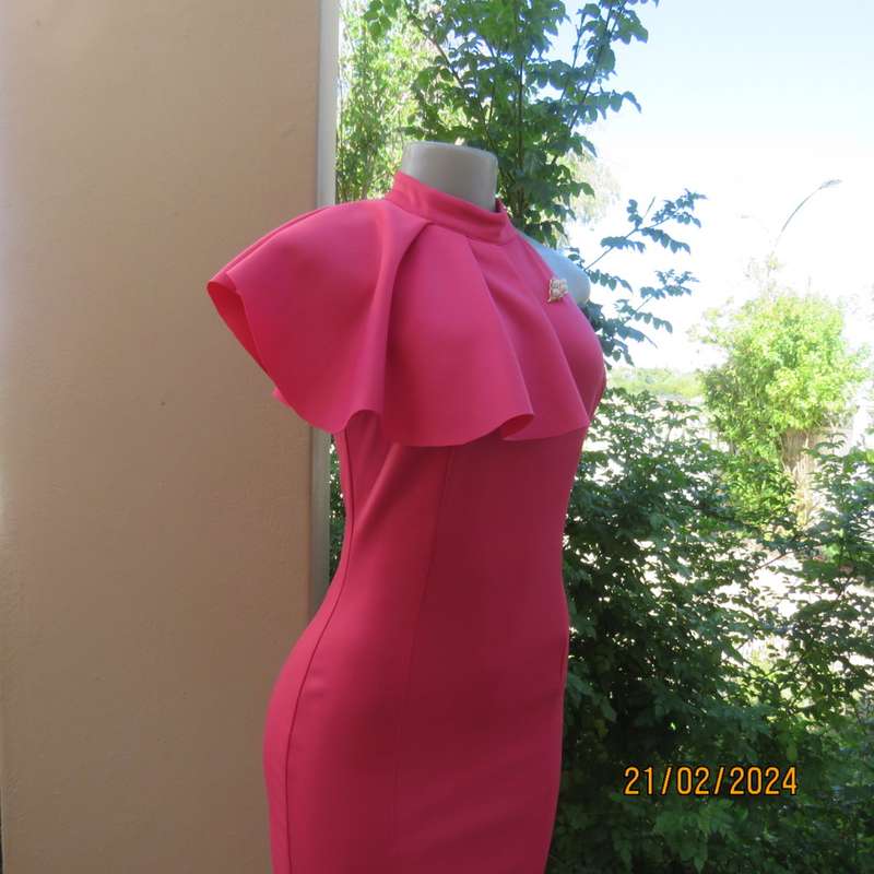 Sexy, stylish MISS L size 34 crimson pencil poly stretch dress. Banded neckline/ flare 1/2 collar.