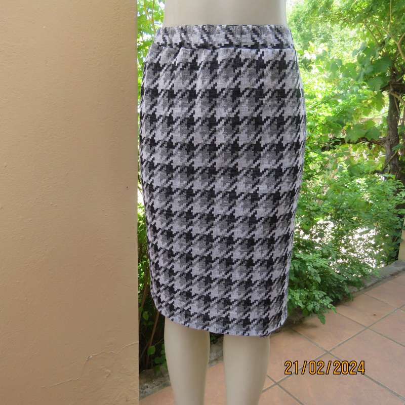 Checkmate! Fabulous size 38 black/white/grey hounds tooth check pencil skirt. With pleat. As new