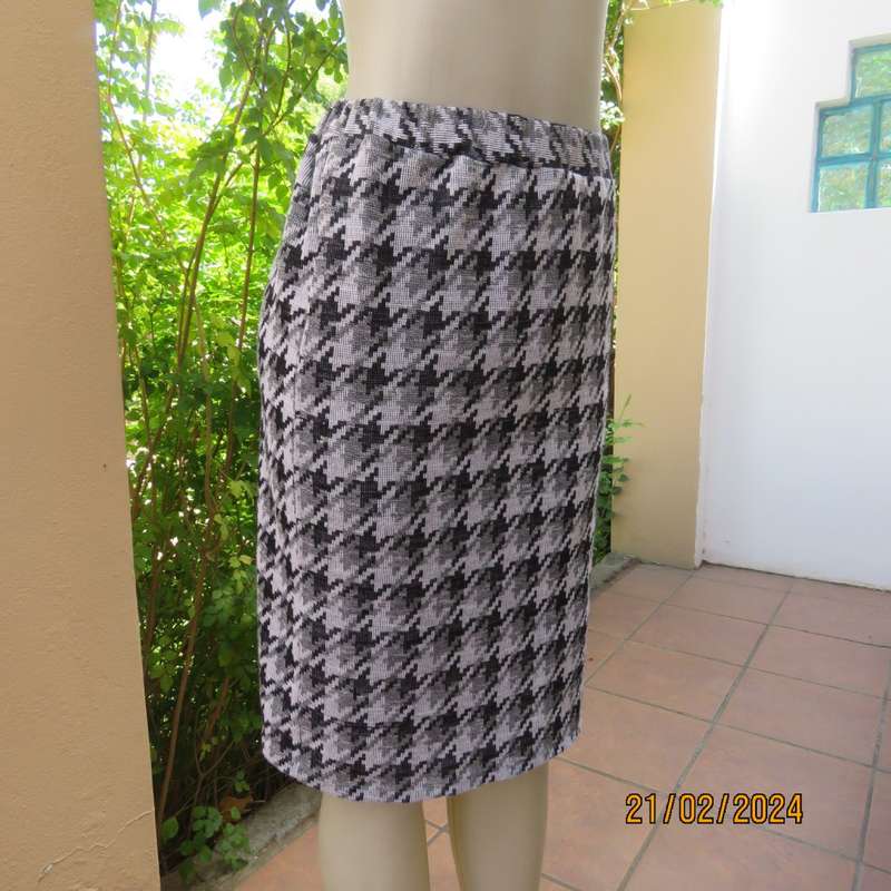 Checkmate! Fabulous size 38 black/white/grey hounds tooth check pencil skirt. With pleat. As new