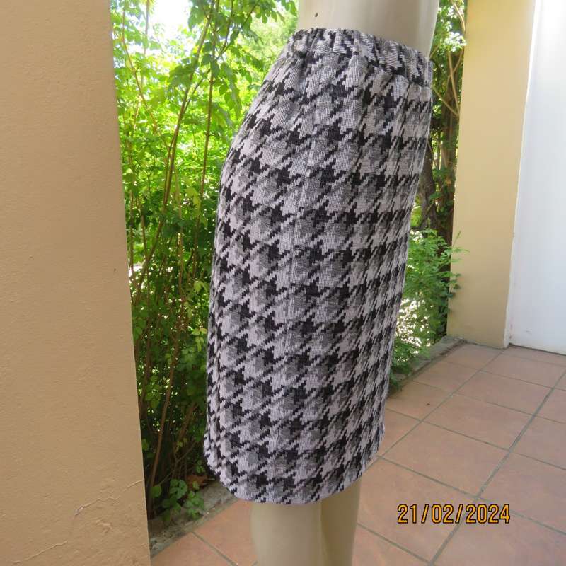 Checkmate! Fabulous size 38 black/white/grey hounds tooth check pencil skirt. With pleat. As new