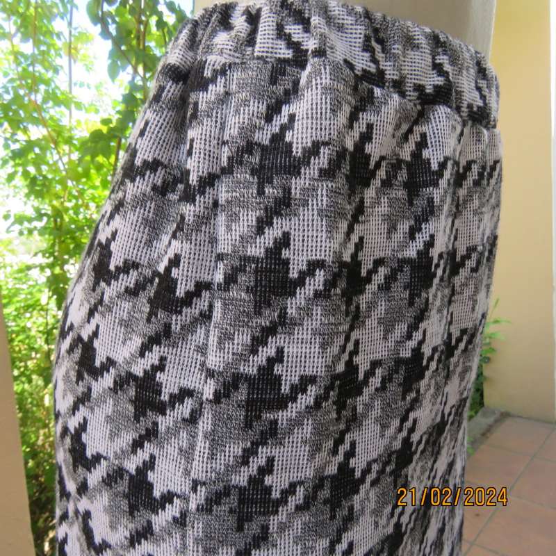 Checkmate! Fabulous size 38 black/white/grey hounds tooth check pencil skirt. With pleat. As new