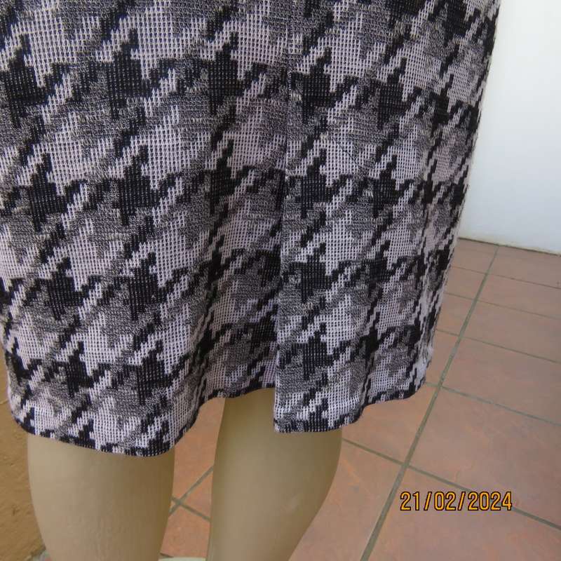 Checkmate! Fabulous size 38 black/white/grey hounds tooth check pencil skirt. With pleat. As new