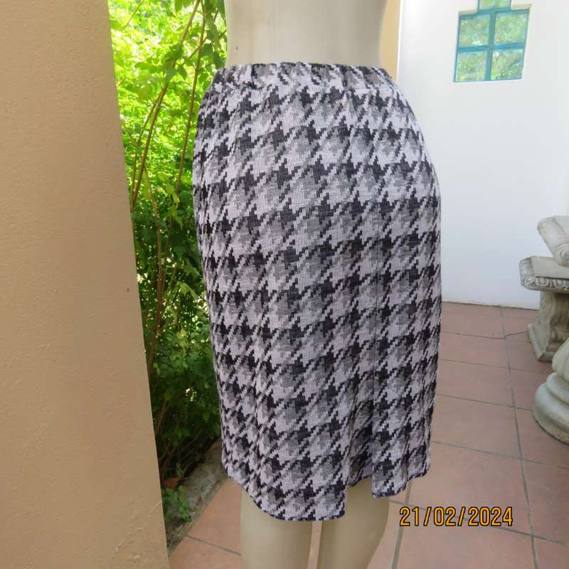 Checkmate! Fabulous size 38 black/white/grey hounds tooth check pencil skirt. With pleat. As new