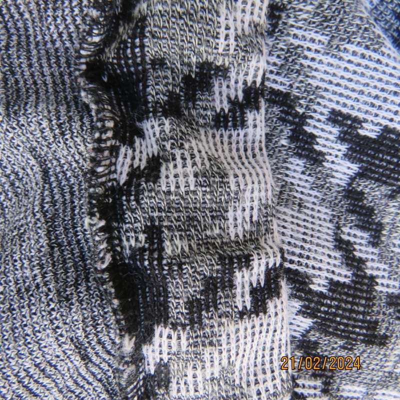Checkmate! Fabulous size 38 black/white/grey hounds tooth check pencil skirt. With pleat. As new