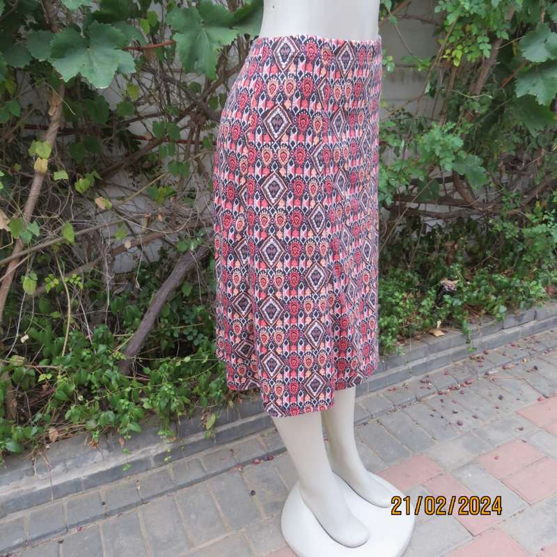 Beautiful A-Line paneled (8) geometric printed skirt in autumn colours. Size 38 by IMAGE. New cond.