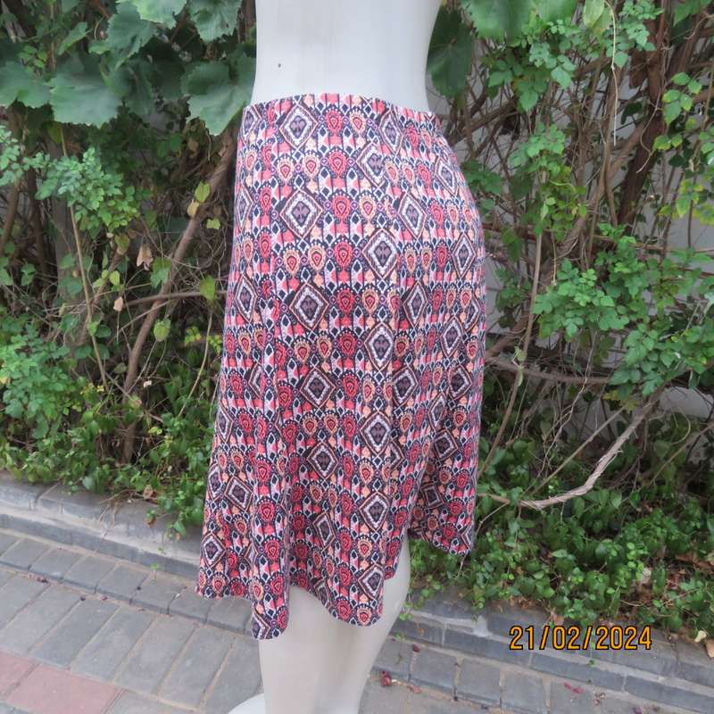 Beautiful A-Line paneled (8) geometric printed skirt in autumn colours. Size 38 by IMAGE. New cond.