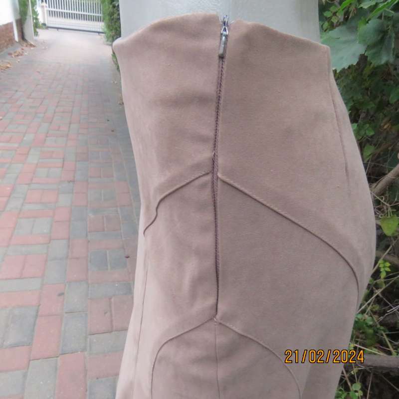 Fabulous light brown suede look 100% stretch polyester ankle length trumpet skirt.Size 36 SENSATIONS