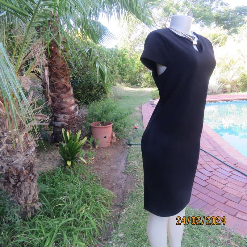 Smart very black textured stretch polyester sheath dress. By JUDYS PRIDE size 37/13. With peephole.