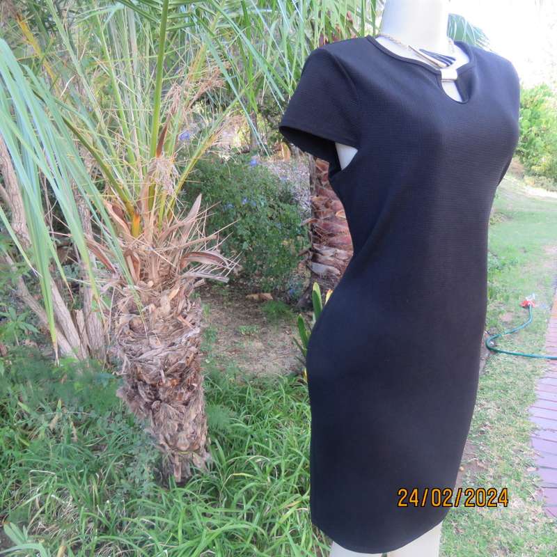 Smart very black textured stretch polyester sheath dress. By JUDYS PRIDE size 37/13. With peephole.