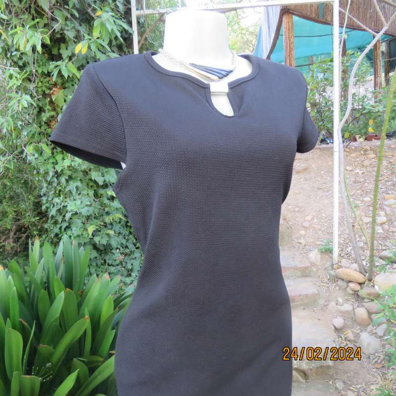 Smart very black textured stretch polyester sheath dress. By JUDYS PRIDE size 37/13. With peephole.