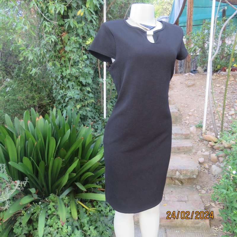 Smart very black textured stretch polyester sheath dress. By JUDYS PRIDE size 37/13. With peephole.