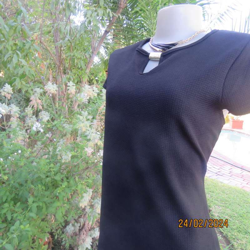 Smart very black textured stretch polyester sheath dress. By JUDYS PRIDE size 37/13. With peephole.