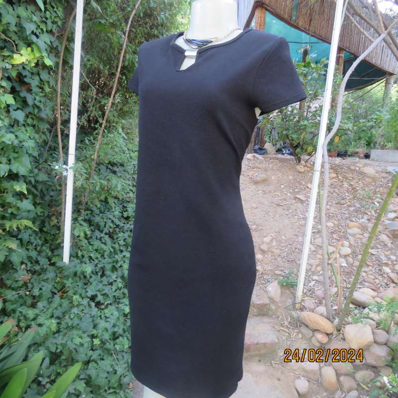 Smart very black textured stretch polyester sheath dress. By JUDYS PRIDE size 37/13. With peephole.