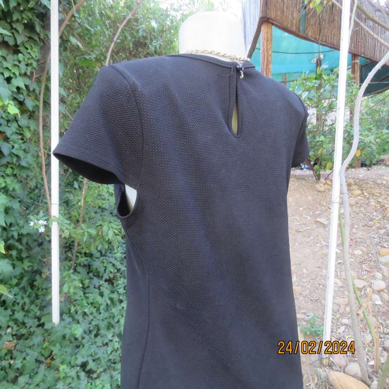 Smart very black textured stretch polyester sheath dress. By JUDYS PRIDE size 37/13. With peephole.