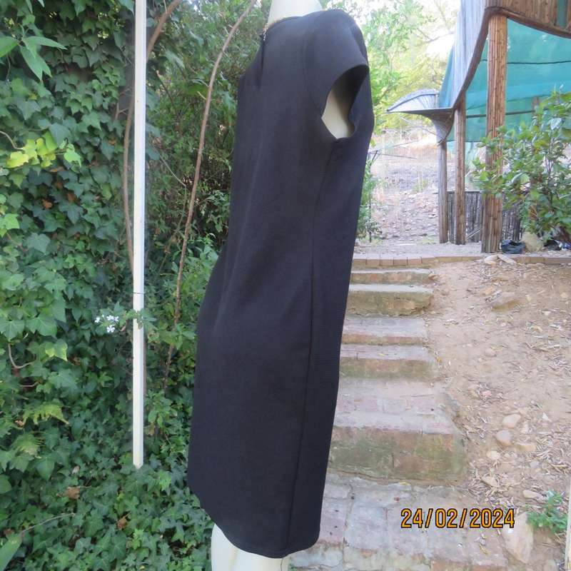 Smart very black textured stretch polyester sheath dress. By JUDYS PRIDE size 37/13. With peephole.