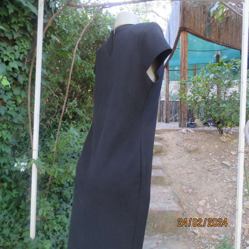 Smart very black textured stretch polyester sheath dress. By JUDYS PRIDE size 37/13. With peephole.