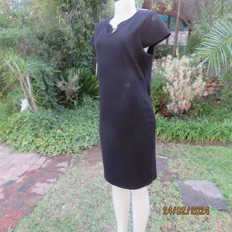 Smart very black textured stretch polyester sheath dress. By JUDYS PRIDE size 37/13. With peephole.