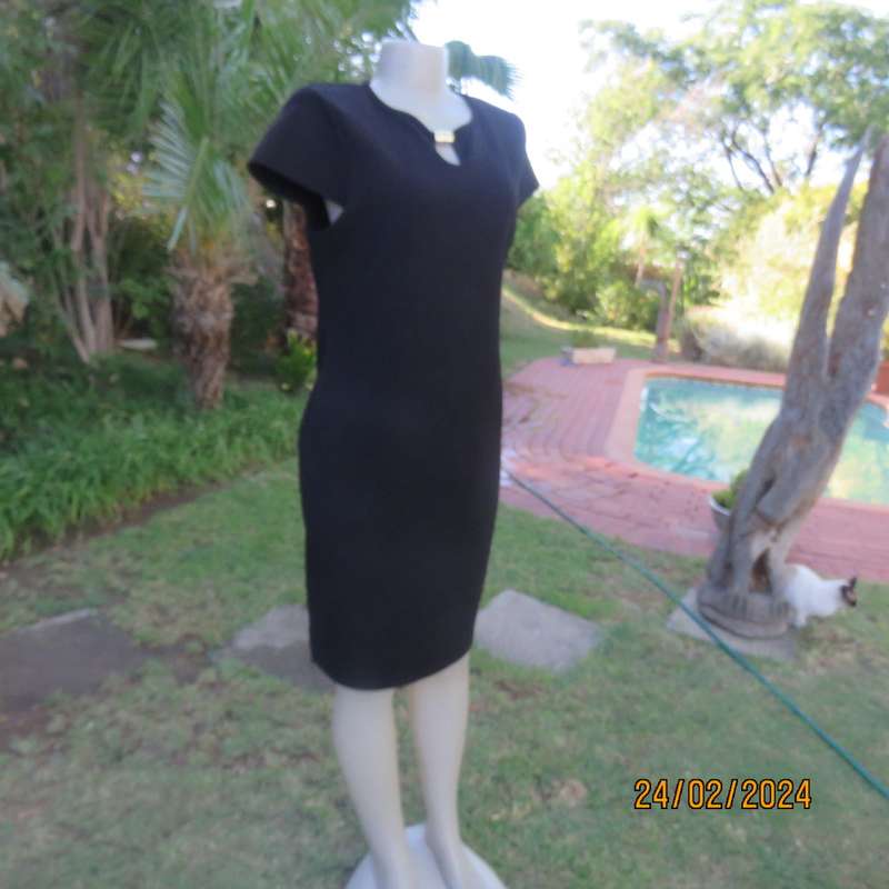 Smart very black textured stretch polyester sheath dress. By JUDYS PRIDE size 37/13. With peephole.