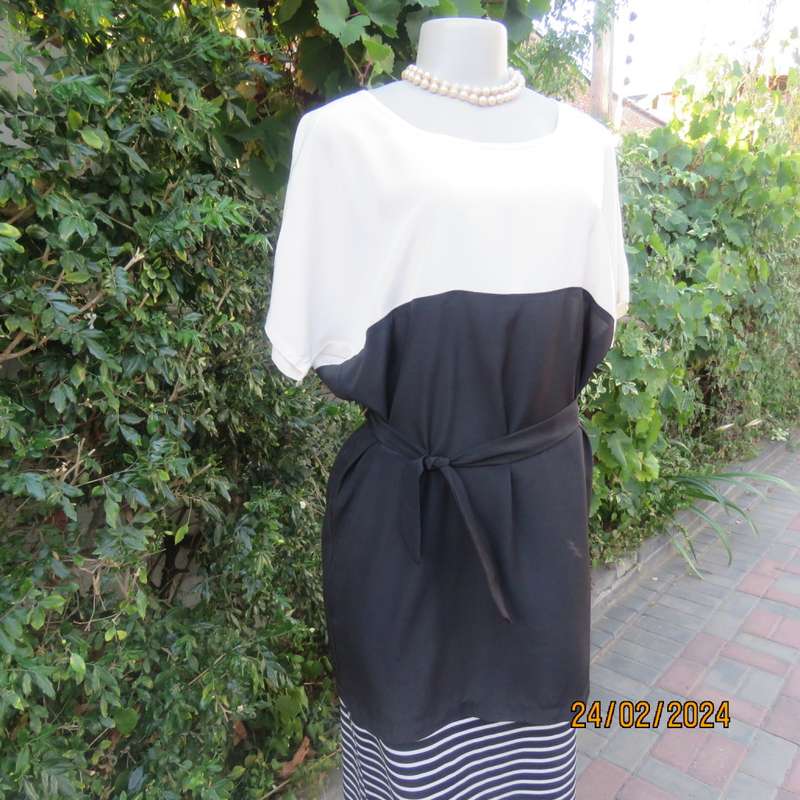Famous Japanese brand SPICK & SPAN NOBLE black/cream silky polyester top size 37/13. As new.