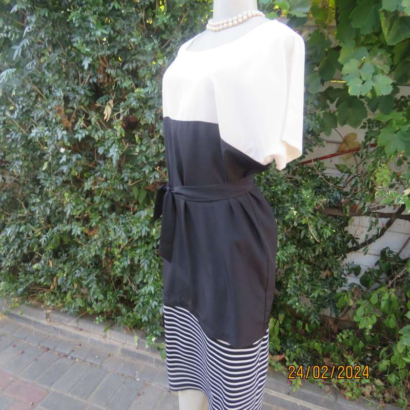 Famous Japanese brand SPICK & SPAN NOBLE black/cream silky polyester top size 37/13. As new.