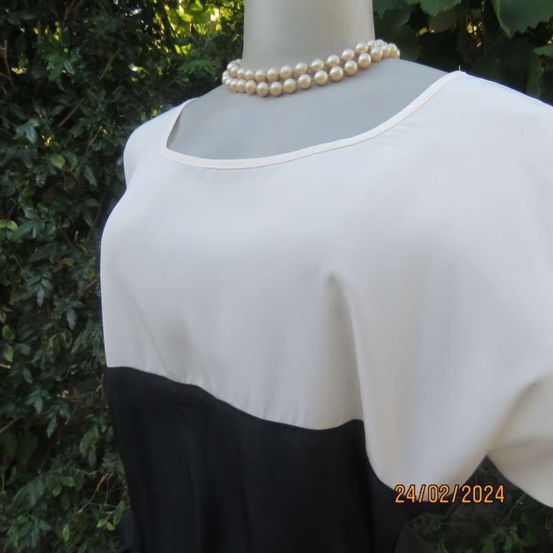 Famous Japanese brand SPICK & SPAN NOBLE black/cream silky polyester top size 37/13. As new.
