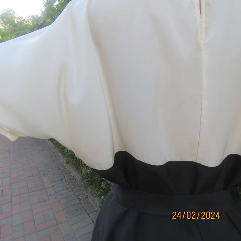 Famous Japanese brand SPICK & SPAN NOBLE black/cream silky polyester top size 37/13. As new.