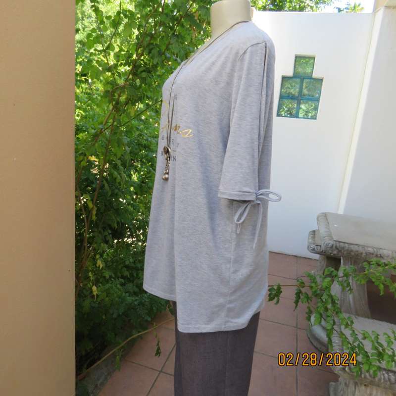Oversized size 38 silvergrey open shoulder T Shirt. Gold/black logo. Tiestring on sleeve hems.
