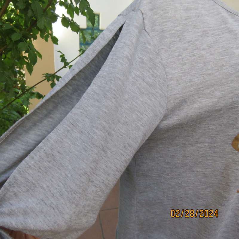 Oversized size 38 silvergrey open shoulder T Shirt. Gold/black logo. Tiestring on sleeve hems.