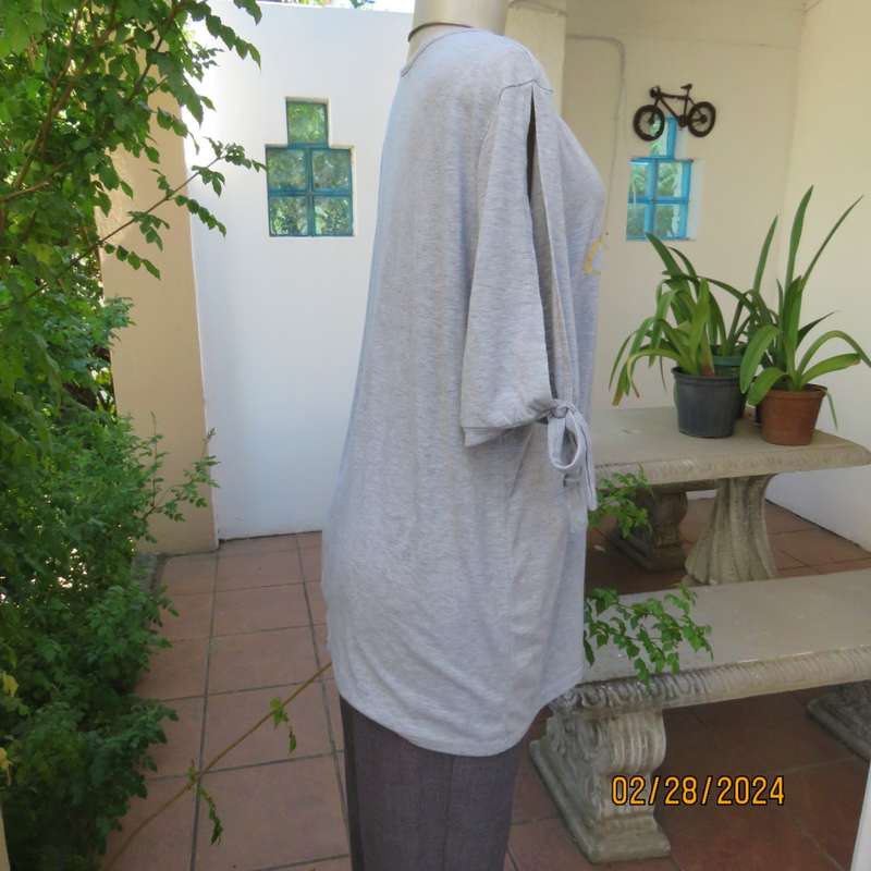 Oversized size 38 silvergrey open shoulder T Shirt. Gold/black logo. Tiestring on sleeve hems.