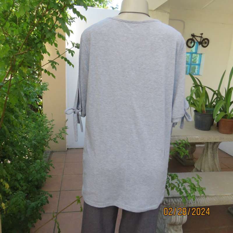 Oversized size 38 silvergrey open shoulder T Shirt. Gold/black logo. Tiestring on sleeve hems.