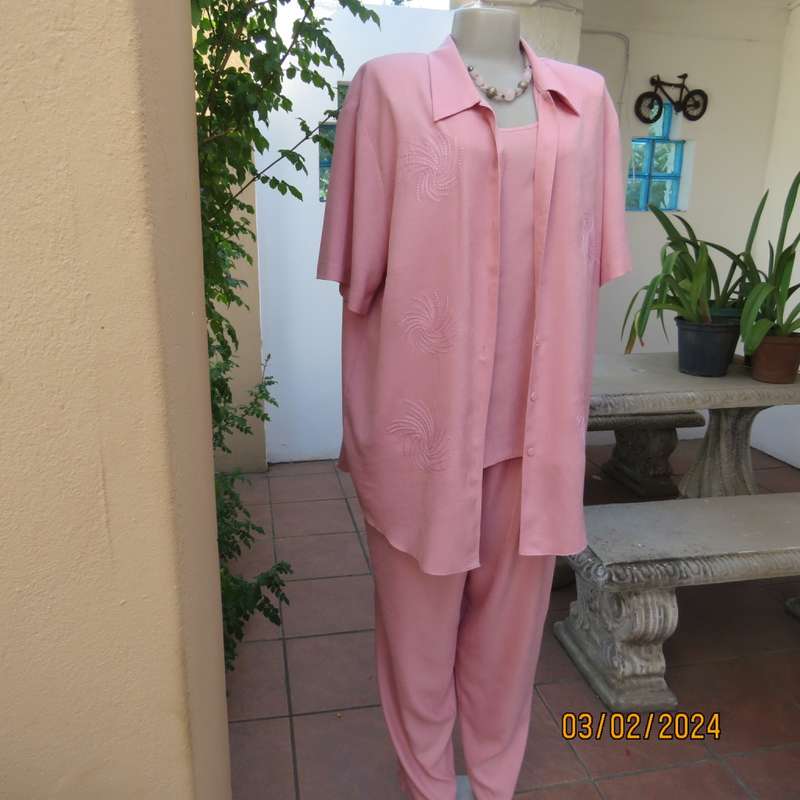 Up the luxe with this 3 pc rose pink ensemble by CAVIAR size 40. Comfy pants, sleeveless top, jacket