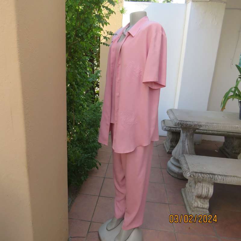 Up the luxe with this 3 pc rose pink ensemble by CAVIAR size 40. Comfy pants, sleeveless top, jacket