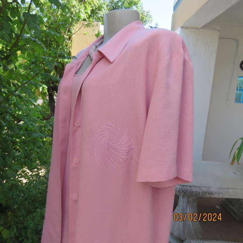 Up the luxe with this 3 pc rose pink ensemble by CAVIAR size 40. Comfy pants, sleeveless top, jacket