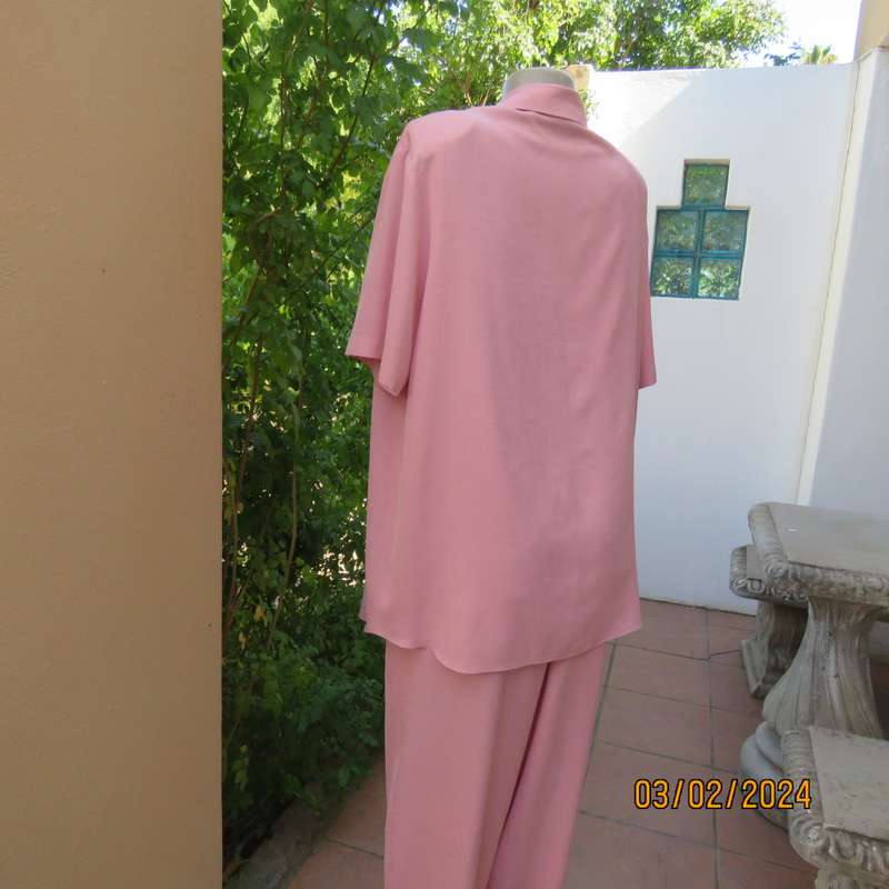 Up the luxe with this 3 pc rose pink ensemble by CAVIAR size 40. Comfy pants, sleeveless top, jacket
