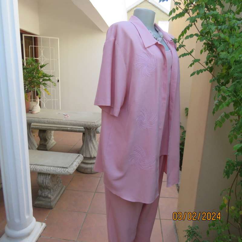 Up the luxe with this 3 pc rose pink ensemble by CAVIAR size 40. Comfy pants, sleeveless top, jacket