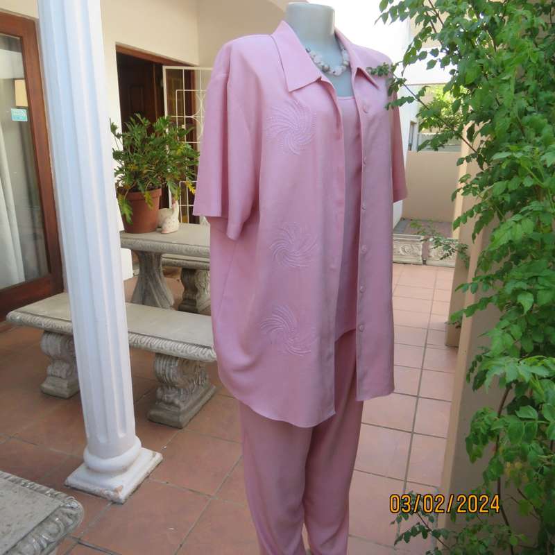 Up the luxe with this 3 pc rose pink ensemble by CAVIAR size 40. Comfy pants, sleeveless top, jacket