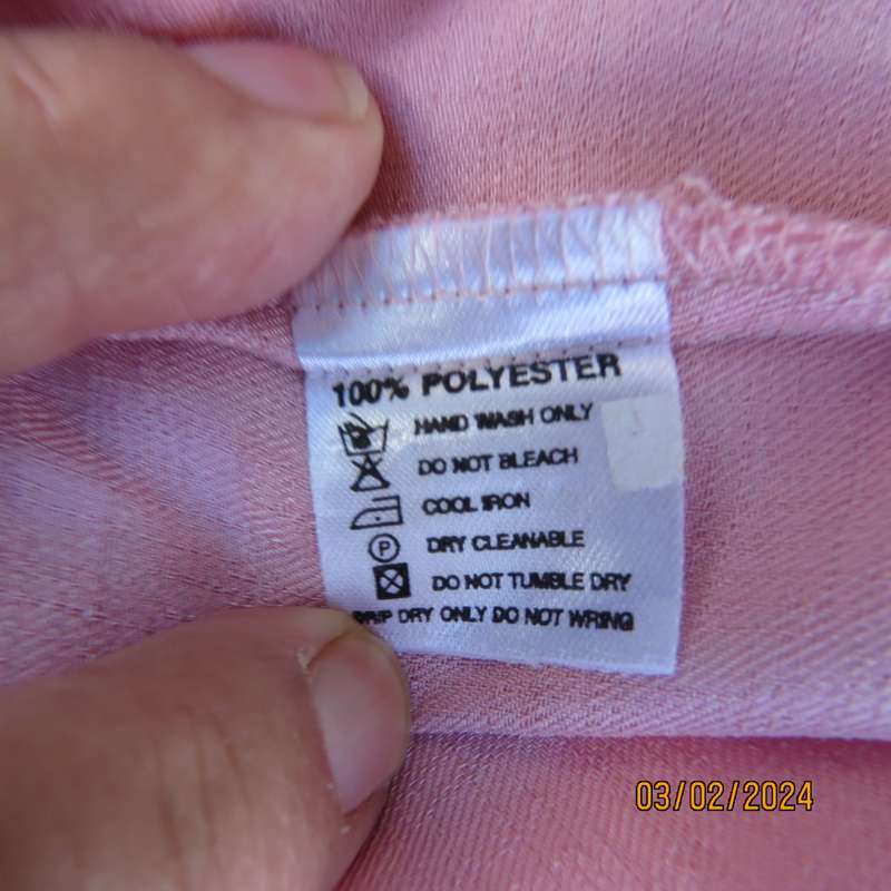 Up the luxe with this 3 pc rose pink ensemble by CAVIAR size 40. Comfy pants, sleeveless top, jacket