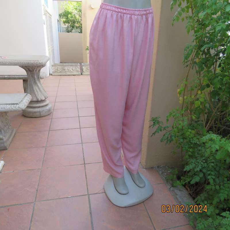 Up the luxe with this 3 pc rose pink ensemble by CAVIAR size 40. Comfy pants, sleeveless top, jacket