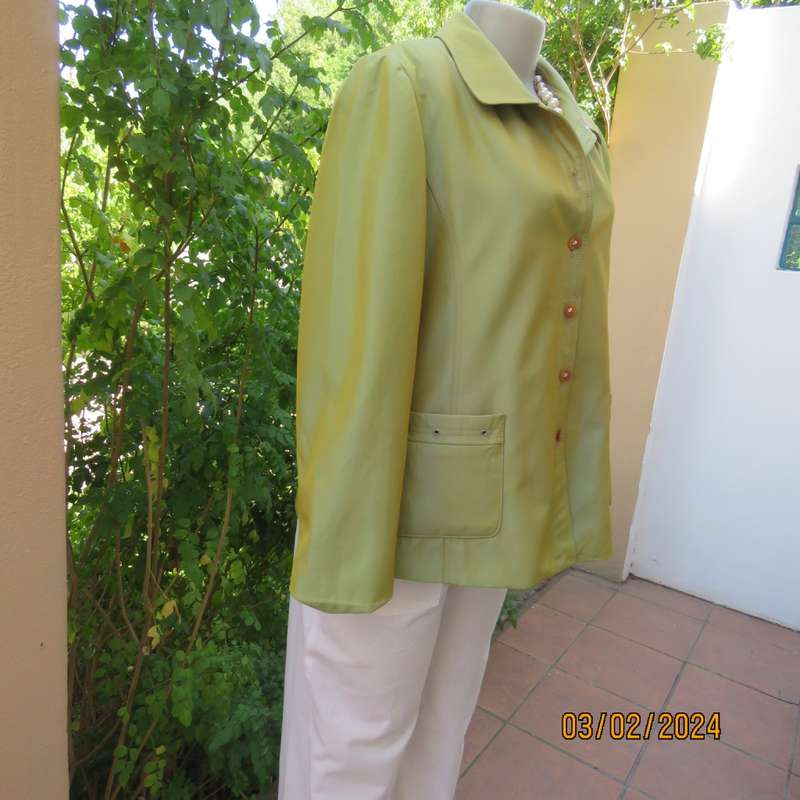Amazing long sleeve pear colour with shine fully lined jacket. By TWINS.Size 38. 6 button closure.