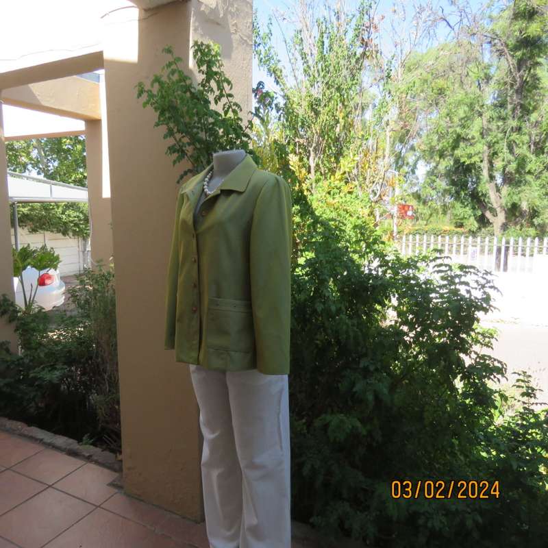 Amazing long sleeve pear colour with shine fully lined jacket. By TWINS.Size 38. 6 button closure.