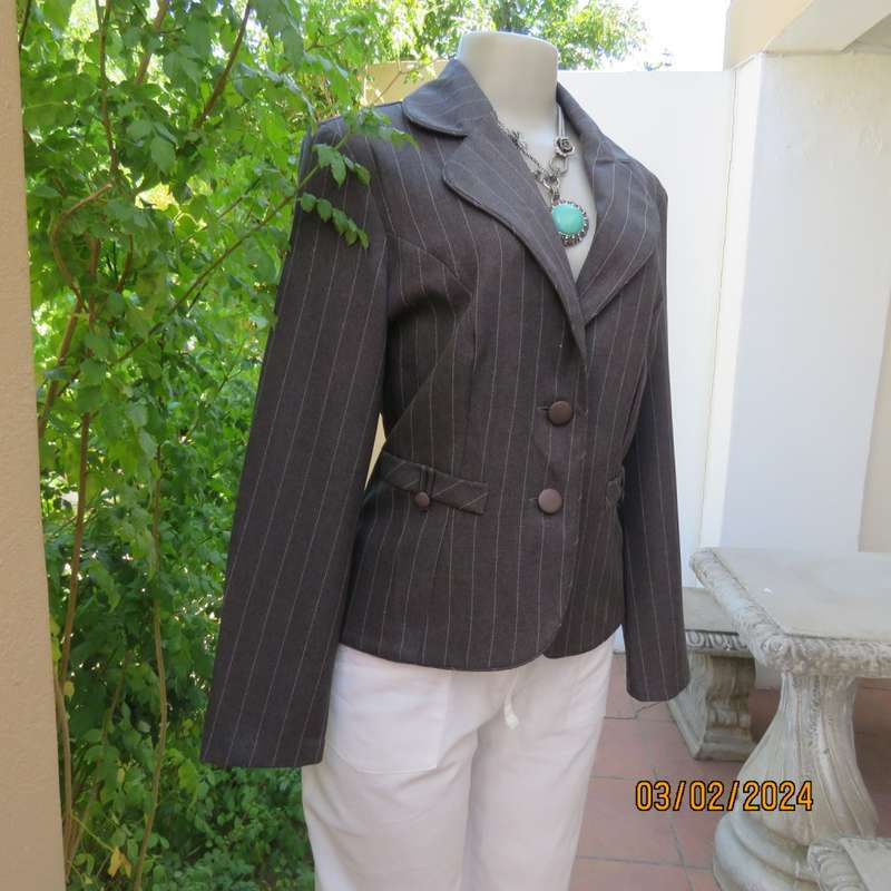 Charming pebble grey long sleeve tailored polyester 2 button jacket. Cloverleaf collar.KELSO size 34