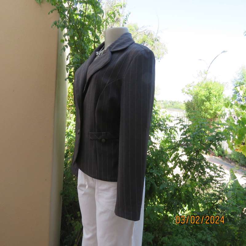 Charming pebble grey long sleeve tailored polyester 2 button jacket. Cloverleaf collar.KELSO size 34