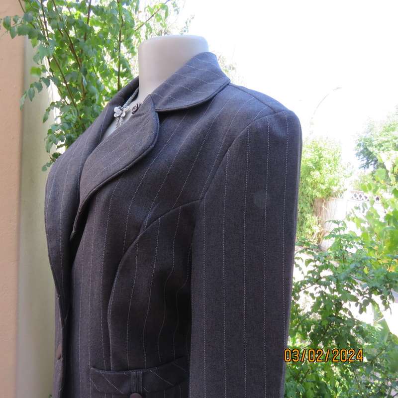 Charming pebble grey long sleeve tailored polyester 2 button jacket. Cloverleaf collar.KELSO size 34